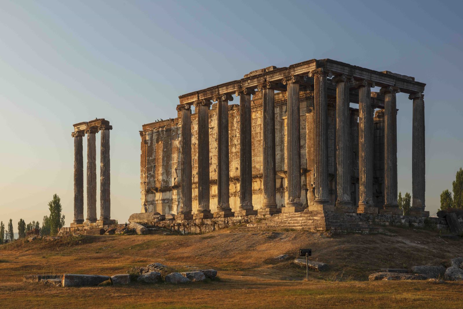 Mitolojik Başlangıç ve "İkinci Efes" Unvanı